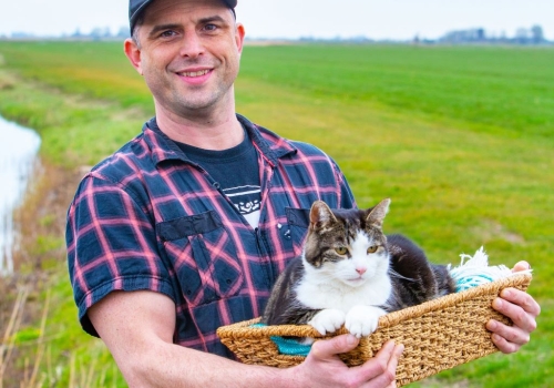 Het is weer tijd voor poes in de mand!