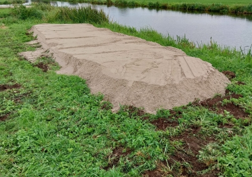 Deelnemers van Weidehof helpen mee aan versterken leefgebied veldleeuwerik