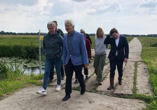 Succesvol weidevogelbeheer bij melkveehouder Mulder trekt politici naar Vlist
